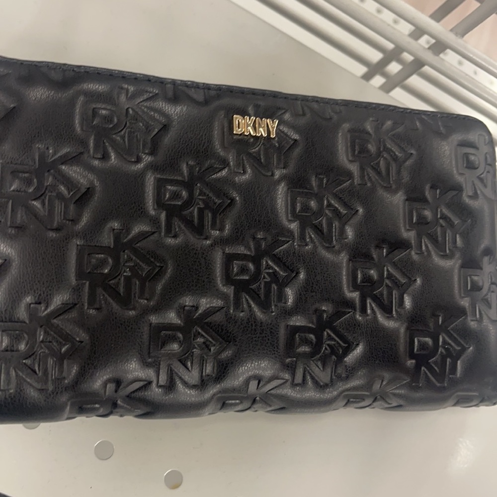 NWT DKNY LOGO BLK WALLET - Picture 3 of 7
